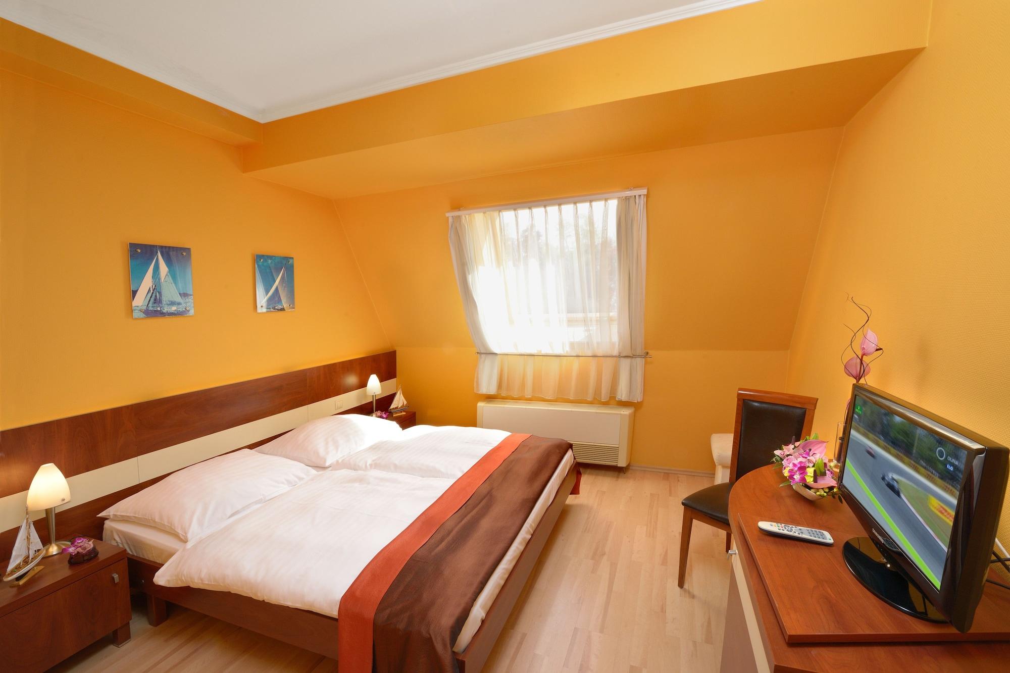 Holiday Beach Budapest Wellness Hotel With Sauna Park Экстерьер фото