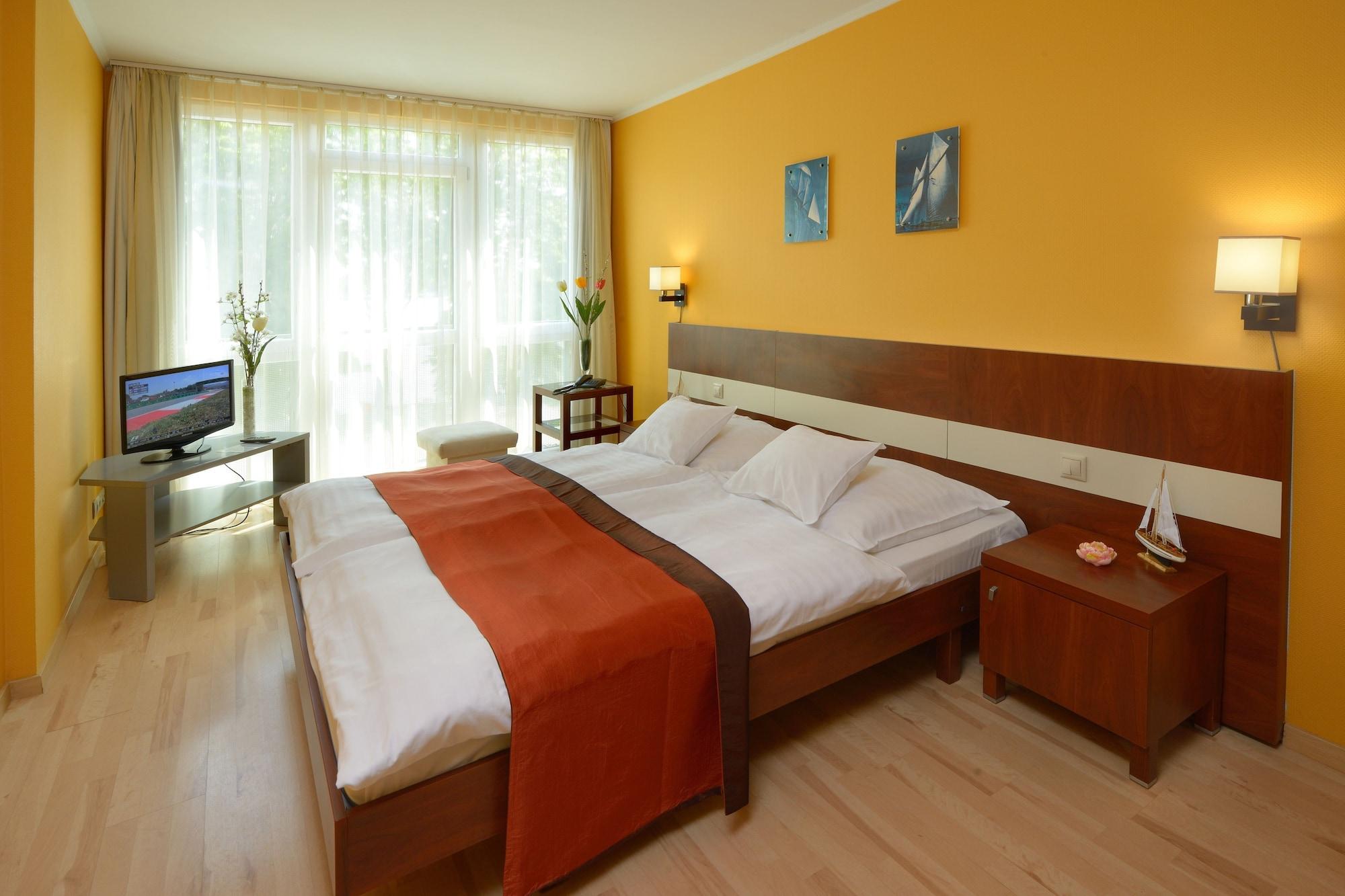 Holiday Beach Budapest Wellness Hotel With Sauna Park Экстерьер фото