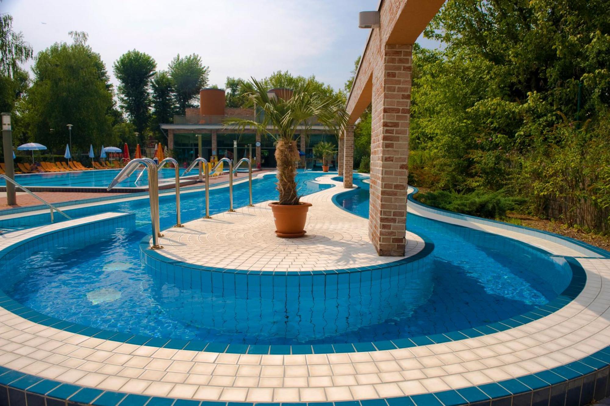 Holiday Beach Budapest Wellness Hotel With Sauna Park Экстерьер фото