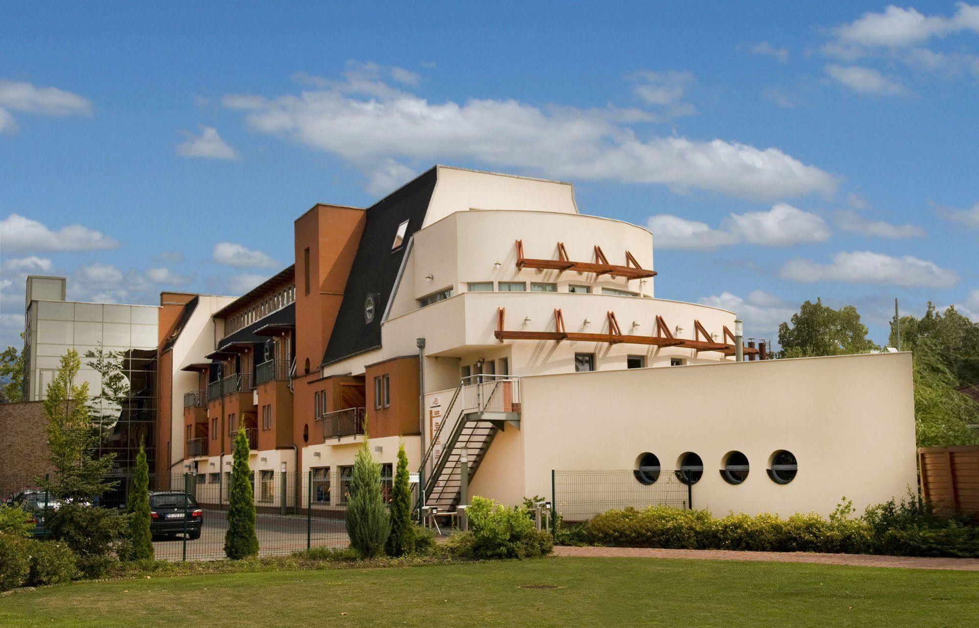 Holiday Beach Budapest Wellness Hotel With Sauna Park Экстерьер фото